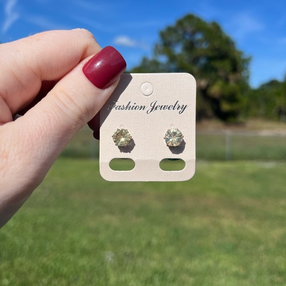 Fashion Jewelry Jewelry - Buy now NEW - Chic Gold-Tone Stud Earrings